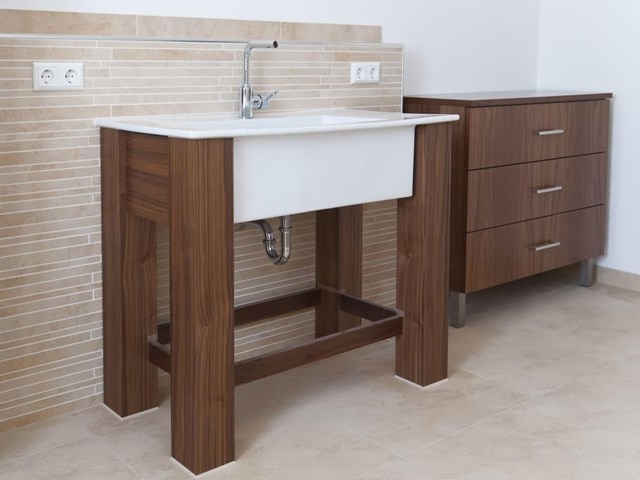 ¿Se pueden instalar muebles de madera en el baño?